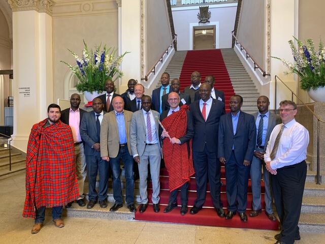 Das Bild zeigt Dr. Fabian Mehring (Mitte) gemeinsam mit der kenianischen Delegation um seinen Parlamentskollegen Hon Joshua Kandie (links daneben) im Maximilianeum. | Foto: Sabrina Schmidt