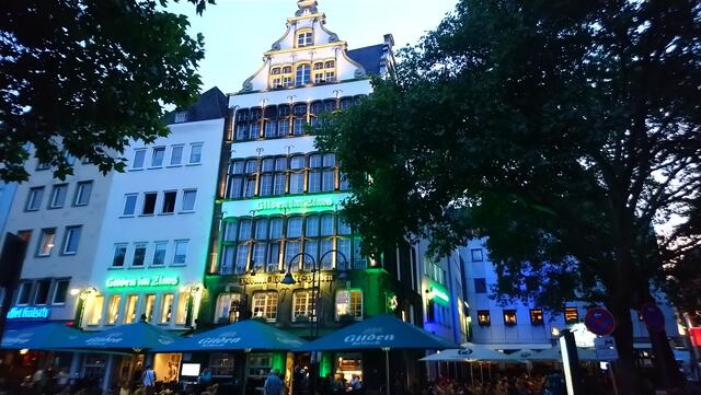 Bunte Vielfalt am Rheinufer