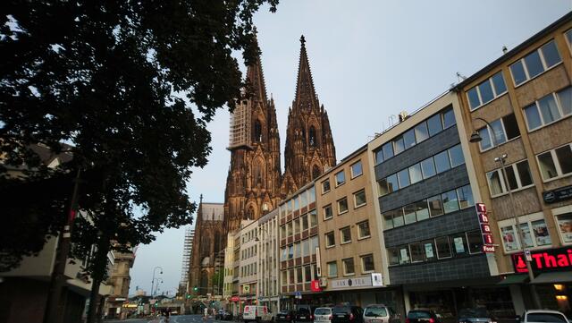 Moderne Hausfassaden und der Kölner Dom