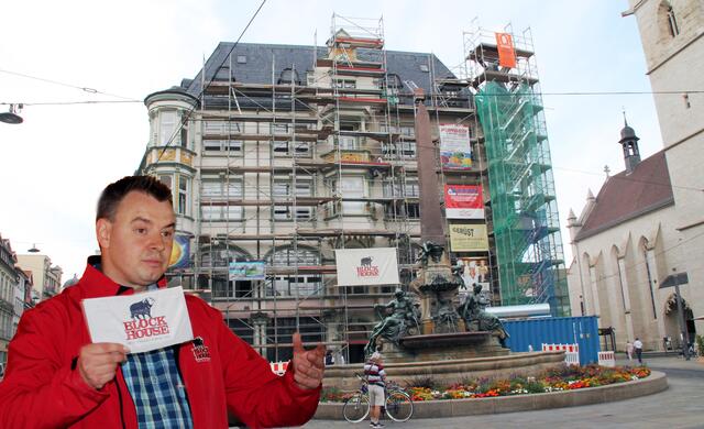 Reataurantleiter Florian Backert wirbt für sein Restaurant (z.Z. im Baubetrieb),  Fotomontage