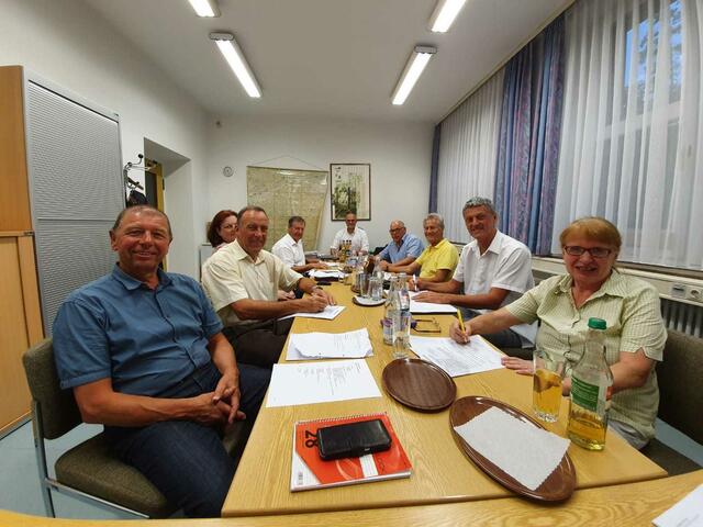 Das Bild zeigt die Kreisräte der Freien Wähler bei der Unterzeichnung der Beitrittserklärungen zum Förderverein am Rande ihrer Fraktionssitzung im Augsburger Landratsamt | Foto: Elias Pfeiffer