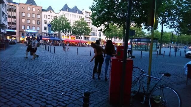 Das Straßenpflaster ist für die Damen in Stöckelschuhen eine Herausforderung.