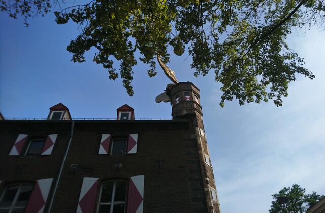 Der Künstler HA Schult hat hier ein geflügeltes Auto auf den Turm setzen lassen.