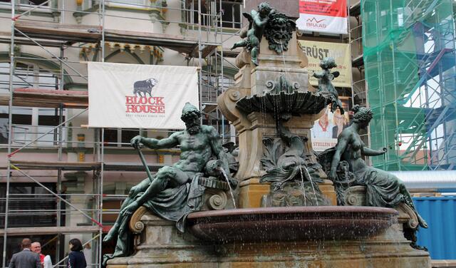 Der Angerbrunnen vor dem Block House Restaurant