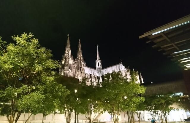 Abends ist der Dom wunderschön illuminiert.