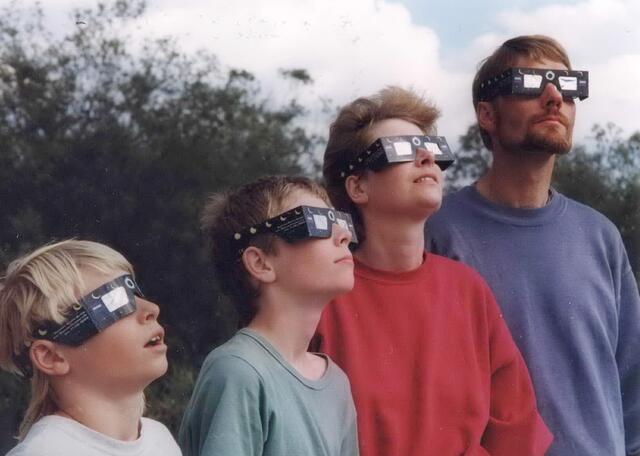 Die Zitterpartie hat längst begonnen. Werden uns die Wolken einen Strich durch die Rechnung machen? Zunächst ist unsere Laune einigermaßen gut, doch dann wird sie trüber. Lange Gesichter auch um uns herum.