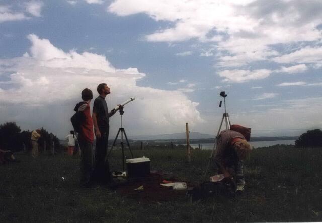 Wir machen uns für das Himmelsschauspiel bereit. Doch haben wir den richtigen Platz gefunden? Es wird ein Vabanquespiel. | Foto: Christel Wolter