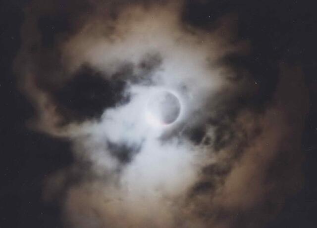 Der entscheidende Moment. Nur noch ein kurzes Aufleuchten am unteren linken Rand des Mondes, das den Bruchteil einer Sekunde dauert. Dann verdeckt er die Sonne vollständig. | Foto: Christel Wolter