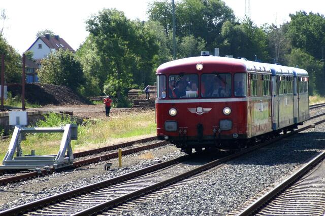 Der historische dreiteilige Triebwagen vom Typ Uerdinger Schienenbus VT/VS 98 aus den 50er Jahren der Wisentatalbahn aus Schleiz/Thüringen bei der Einfahrt in den Bahnhof Herzberg