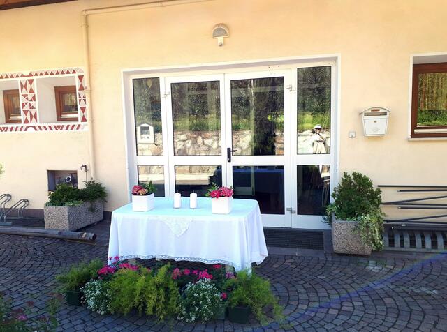 Geschmückter Eingang der Deutschsprachigen Grundschule Riffian