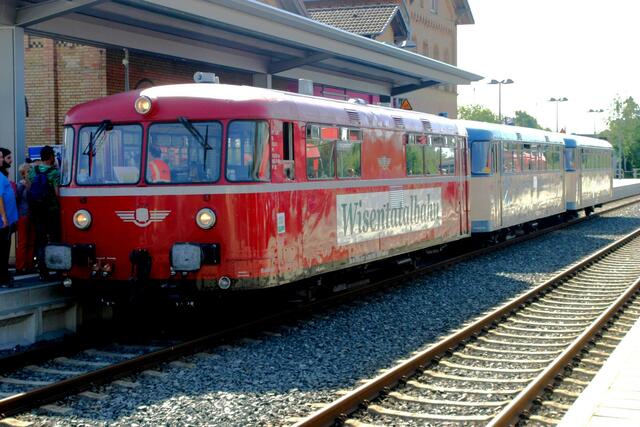 Der historische dreiteilige Triebwagen vom Typ Uerdinger Schienenbus VT/VS 98 aus den 50er Jahren der Wisentatalbahn aus Schleiz/Thüringen im Bahnhof Herzberg.
