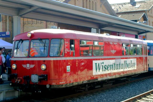 Der historische Triebwagen vom Typ Uerdinger Schienenbus VT/VS 98 aus den 50er Jahren der Wisentatalbahn aus Schleiz/Thüringen im Bahnhof Herzberg.