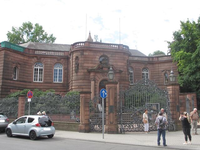 Der Heylshof ist heute ein Museum für zeitgenössische Kunst. Erbaut wurde er von der Unternehmersfamilie Heyl zwischen 1881 und 1884.