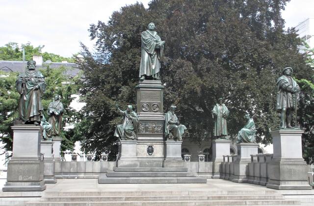 Das weltgrößte Reformationsdenkmal wurde am 25. Juni 1868 enthüllt. Es erinnert daran, dass Martin Luther auf dem Wormser Reichstag 1521 vor Kaiser Karl V. seine Thesen verteidigte.