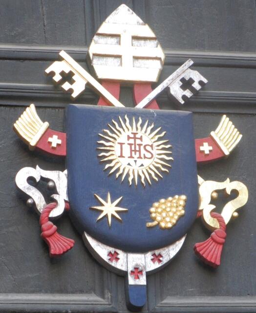 Wappen von Papst Franziskus an der Südpforte des Doms