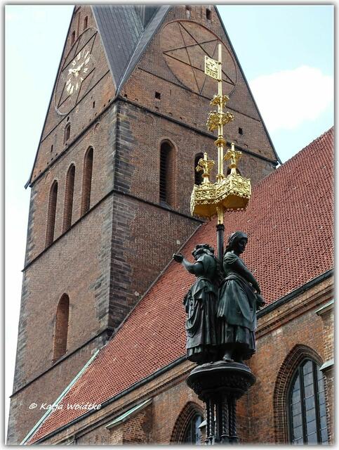 Brunnenfiguren des Hase-Brunnens mit Turm der Marktkirche im Hintergrund (Foto: Katja Woidtke)