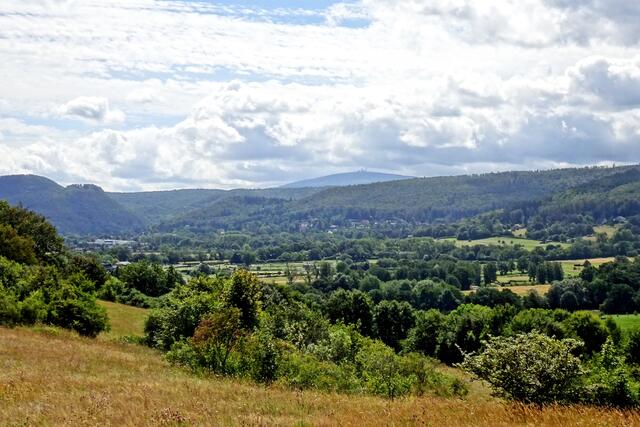 Blick vom Langenberg, links im Bild der Burgberg von Bad Harzburg, in der Mitte der Brocken