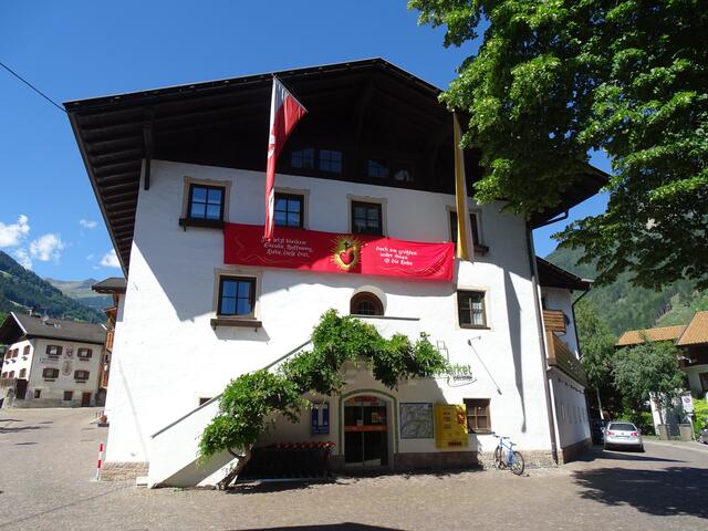 noch für Fronleichnam geschmücktes Haus im Dorfkern von St. Martin