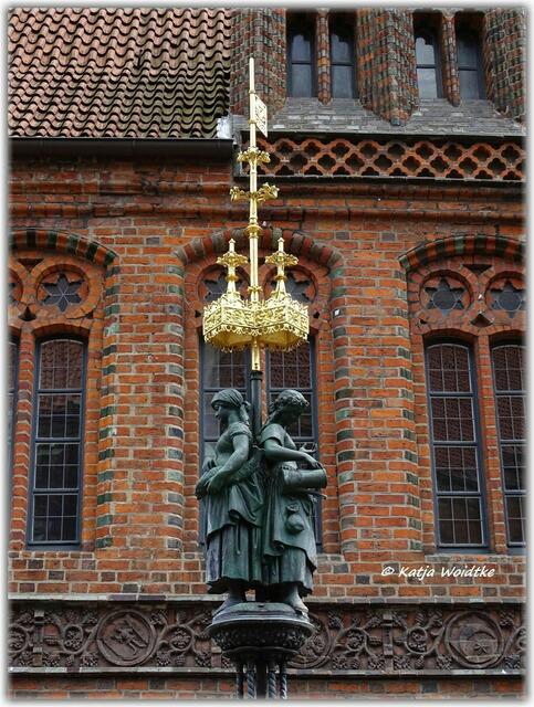 Fisch- und Blumenverkäuferin schmücken den Hase-Brunnen auf dem Marktplatz in Hannover (Foto: Katja Woidtke)