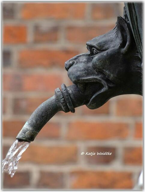 Acht Fabeltierköpfe spucken das Wasser in die untere Schale des Hase-Brunnens auf dem Marktplatz in Hannover (Foto: Katja Woidtke)