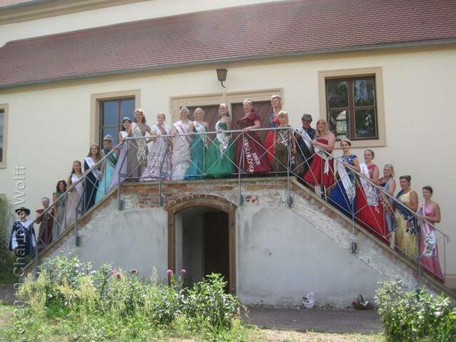 Gruppenfoto auf der Treppe der Kirche von Parey mit ganz vielen Hoheiten