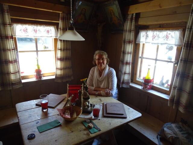 Kirsten in einer gemütlichen Gaststätte in Pfelders