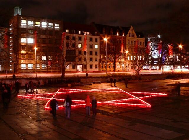 Lichteraktion am 15. Dezember 2011 mit dem Aufstellen von 1001 brennenden Kerzen auf dem Trammplatz zur Erinnerung an den 70. Jahrestag der ersten Deportation jüdischer Menschen ins Ghetto Riga mit 1001 Personen am 15. Dezember 1941