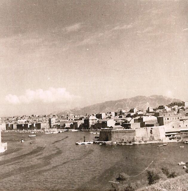 Die alte Festung von Marseille, 1954.  In der Festung wurden 1915 die „Annamite“-Vietnamesen untergebracht. Auch die Legionäre wurden dort in Quarantäne gehalten, während das 2. Büro in ihrem Heimatland Nachforschungen betrieb. Ich habe 1949 in den Kasematten auf schmutzigen, verwanzten Matratzen gelegen und nachts Kolonnen von Wanzen gesehen, die über unseren Köpfen an der Gewölbedecke entlangmarschiert sind und sich auf uns fallen ließen.
Foto: © Dietrich Stahlbaum 1954