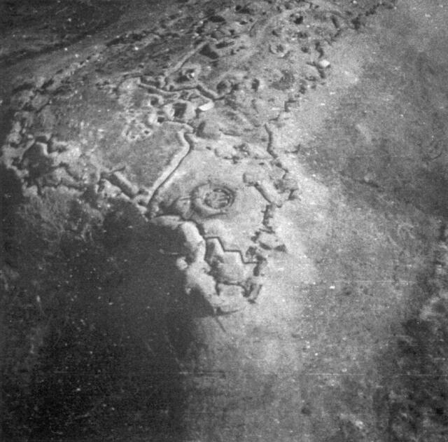 Am 5. Dezember 1953 in der Dakota beim Anflug auf die Piste von Dien Bien Phu fotografiert. Wir mussten dreimal zur Landung ansetzen, weil die Sicht sehr schlecht war: Dunst. Dabei waren wir der vietnamesischen Luftabwehr ausgesetzt. Nach uns konnte kein Flugzeug mehr landen. Die Piste und alle Maschinen am Boden waren zerstört.
Foto: © Dietrich Stahlbaum 1953