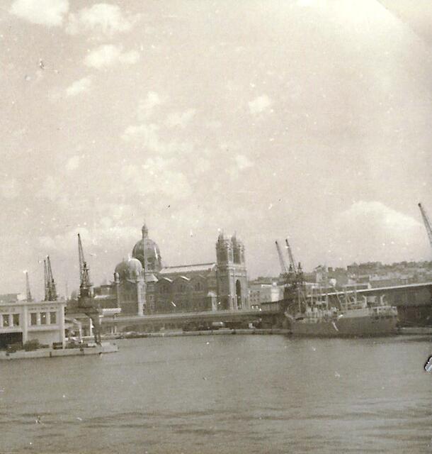 Der alte Hafen von Marseille mit Anlagebecken für Schiffe aus Übersee. Ob es ein Militärhafen war, weiß ich nicht. Wir wurden hier ausgeschifft und nach Vietnam eingeschifft. Foto: © Dietrich Stahlbaum 1954