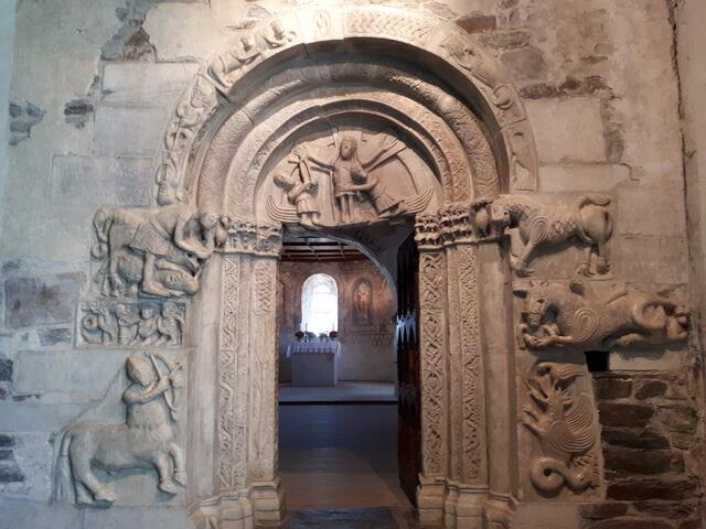 Romanisches Marmorportal am Eingang zur Kapelle