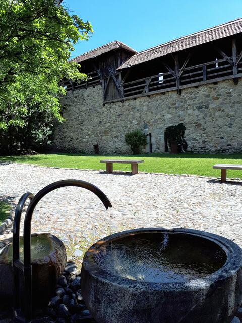 Das plätschernde Wasser vermittelt Erfrischung.
