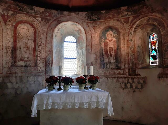 Altar in der unteren Schlosskapelle mit wertvollen Fresken an der Rundapsis.