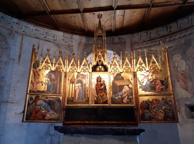 Gotischer Flügelaltar im oberen Kapellenraum auf der Galerie - eine kunstvolle Kopie. Das Original, einst von Habsburgern gestiftet, befindet sich im Tiroler Landesmuseum Ferdinandeum in Innsbruck. Er gilt als der älteste erhaltenen Flügelaltar im Alpenraum.