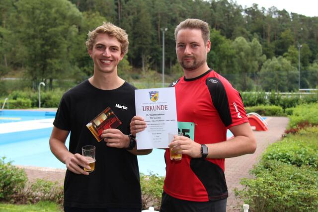 Die schnellsten Männer: Martin Vogel als Schwimmer und Radfahrer (mit Pannenpech) und René Cherubim (rechts) vom Team Burschenverein.