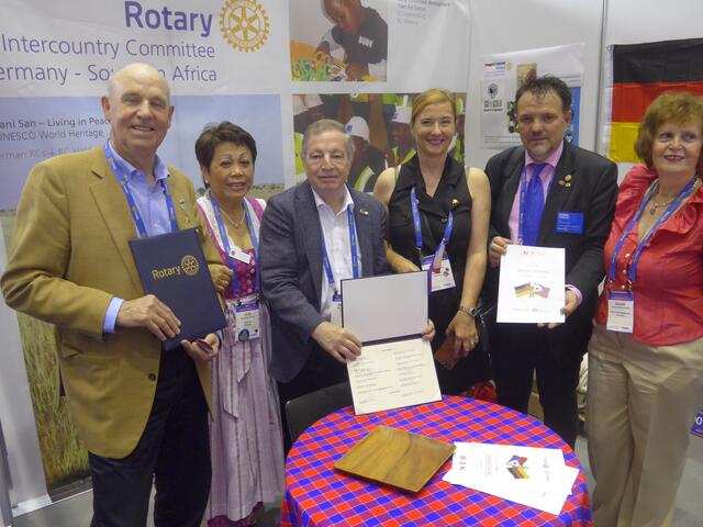 Gäste des neu gegründeten Länderausschusses Deutschland-Philippinen feierten ihre Gründung am Messestand des LADSA: PDG Peter Wohlrab (RC München-Bogenhausen), Linda Gebser (RC Schliersee), Bernhard Maisch (Chair LADSA, RC Marburg), Barbara Zitzmann (RC Schliersee), Oviduo Cos (Chair of ICC Executive Council), Zusza Barna-Jozsits (RC Berlin-Friedrichstraße)- von links | Foto: Bernhard Maisch