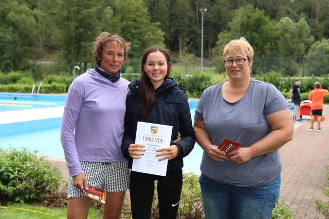 Sie waren die schnellsten Frauen: (von links) Julia Arnold und Anne Schwarz (Mutter und Tochter) und Sandra Röhl.