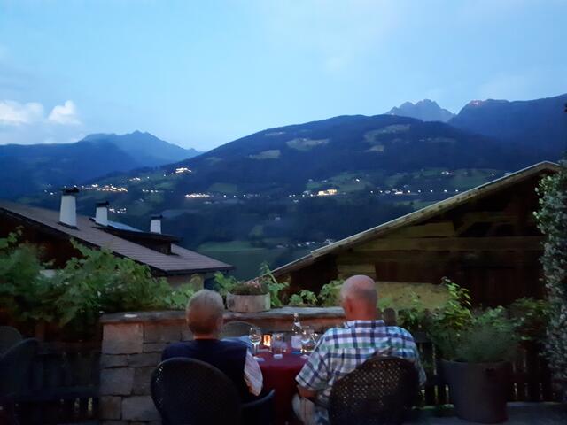 "Logenplatz" für die Abendfeier. Rechts oben am Bergrücken wird ein Lichtkreuz sichtbar.