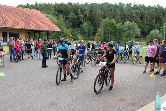 Nach dem Schwimmen bringen sich die Radfahrer sich in Position.