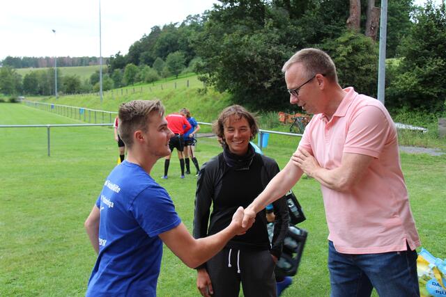 "Die Spontanen" lernen sich kennen: Fabian Stein (links), Julia Arnold und Schwimmer Matthias Vössing.