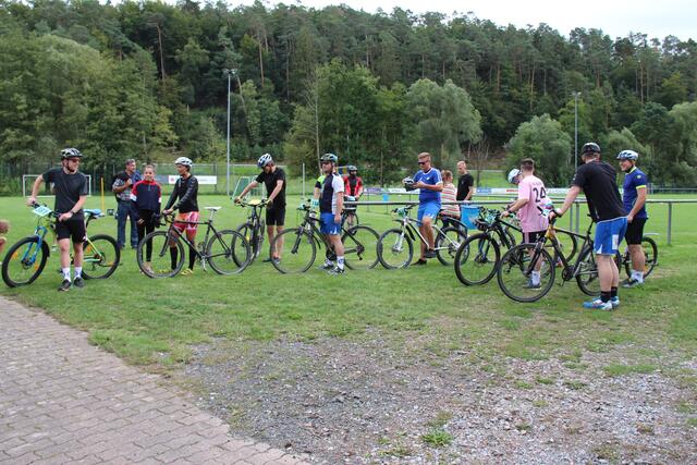 Die Radfahrer machen sich bereit.