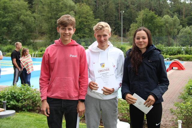 Ihre Zeit: 78 Minuten, 30 Sekunden. Paul Geiersbach (links), Mattis Hüppe und Anne Schwarz freuen sich über die Urkunde und einen Gutschein für's Restaureant im Hotel Brunnenhaus in Landau. Der Dank ging an den Sponsor Alexander Fitz.