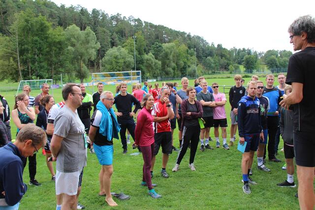 Einweisung: Gerhard Merkel erklärt das Procedere und gibt Hinweise zu den Strecken.