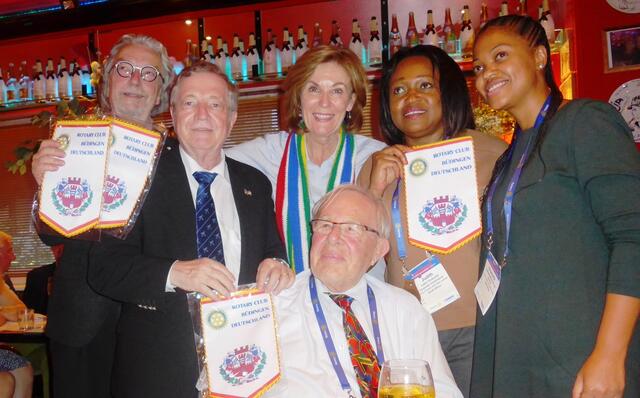 The South African Connection beim Distrikt-1820-Abend: Rainer Moosdorf (DG 2019/20), PDG Bernhard Maisch, Annemarie Mostert (DGN, E-Club South Africa), PDG Jules Schröder (RC Büdingen), Judith Chinkumbi und Charlotte Kohoza (beide E-Club of South Africa) - von links | Foto: Bernhard Maisch