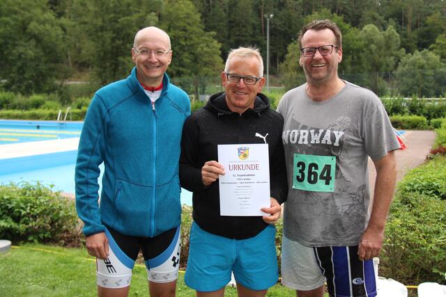 Rolf Büscher (links) fuhr nach einer Panne auf einem Leihrad weiter, hier mit seinen Teamkollegen Bernd Heinemann und Uli Vössing (rechts).