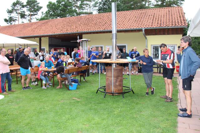 Der Dank des Freibad-Vereins galt bei der Siegerehrung auch dem Autohaus Schwarz aus Wolfhagern - Sponsor der Veranstaltung.