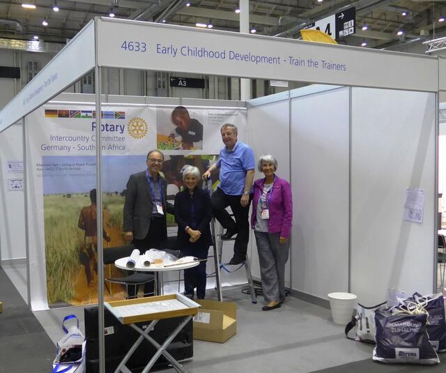 Den Messestand des Länderausschusses Deutschland-Südliches Afrika bauen auf: Wernt Brewitz, Inge und Bernhard Maisch, Gaby Drewes. Der Stand firmiert unter dem Motto Early Childhood Development - Train the Trainers. Es ist das Thema eines Global Grants des Distrikt 1820 sowie des RC Marburg mit dem RC Haenertsburg, Südafrika. | Foto: Bernhard Maisch