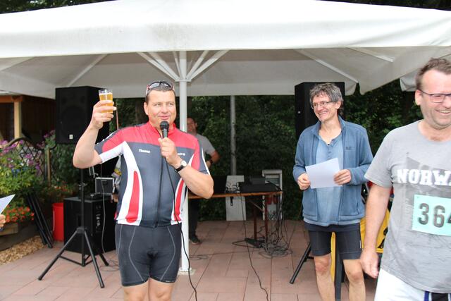 Der Fair-Play-Pokal für Thomas John, der sein Rad auf der Strecke gegen ein plattes Fahrrad eingetauscht und das letzte Stück zu Fuß zurückgelegt hatte.