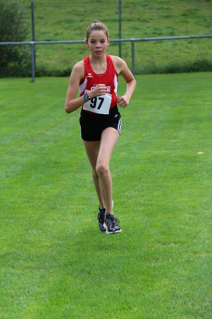 Lena Schwarz dreht nach dem Schwimmen auch die Runden auf dem Sportplatz.