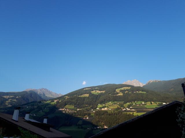 Ausblick von der Terrasse des Oberhofwirts mit Gipfeln von Hirzer (li.) und Ifinger (re.).